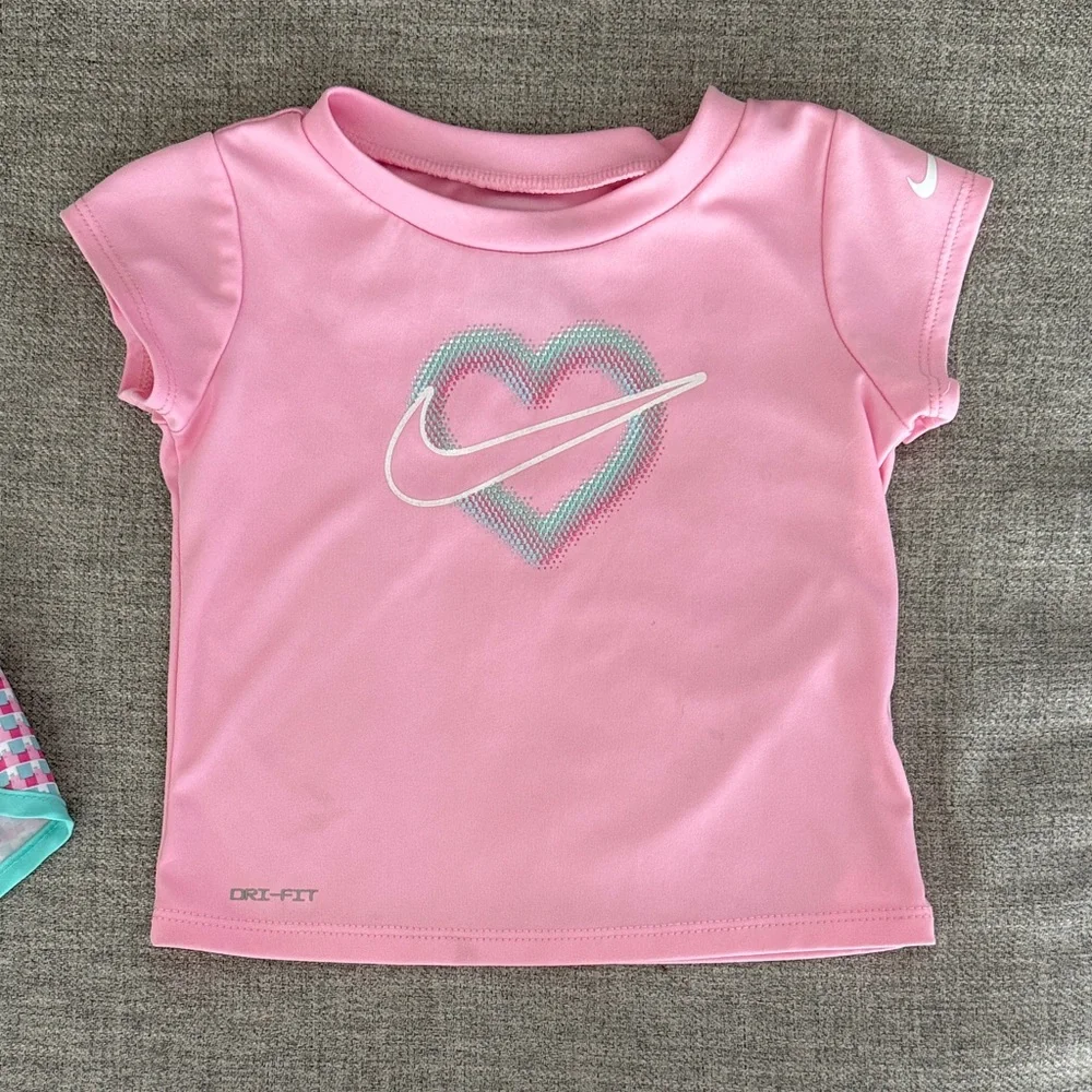 Toddler Nike Pink Heart Tee and Shorts Set (24mo) - Picture 3 of 4